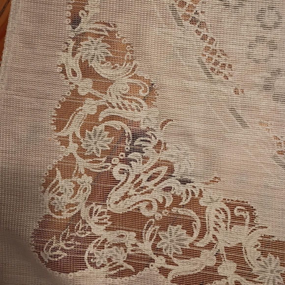Elegant Lace Tablecloth - Picture 2 of 6